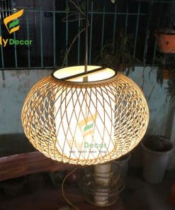 Đèn thả trang trí bằng tre nứa tự nhiên phù hợp cho không gian nội thất, đáp ứng tiêu chuẩn về thiết kế sáng tạo và ánh sáng mềm mại, phù hợp cho các dự án nội thất nhà ở, quán cà phê, nhà hàng.